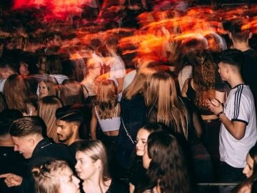 J&oacute;venes de fiesta.