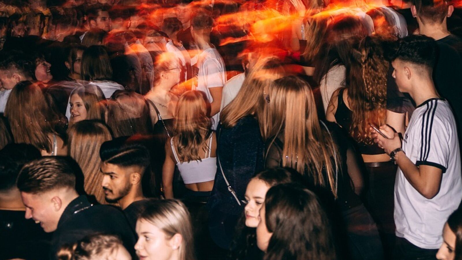 ¿Los jóvenes ya no bailan en las discotecas cuando salen de fiesta?