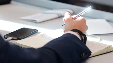 Hombre tomando notas. Hombre tomando notas.