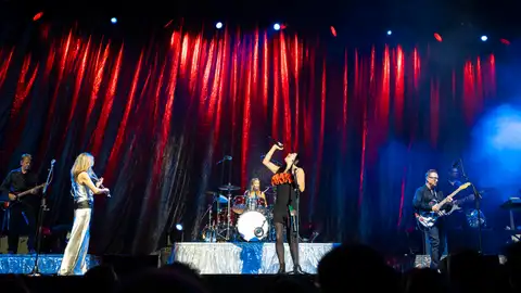 The Corrs durante un concierto The Corrs durante un concierto