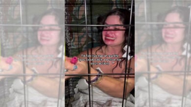 La performance viral de una tiktoker que critica a las redes sociales y que ha escandalizado a la policía