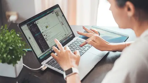 Persona usando Internet. Persona usando Internet.