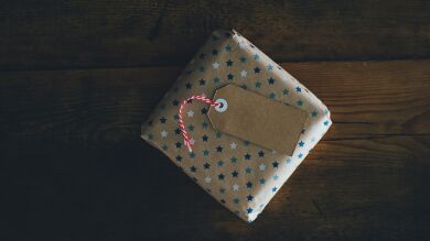 Por qué se envuelven los regalos con papel: la curiosa historia