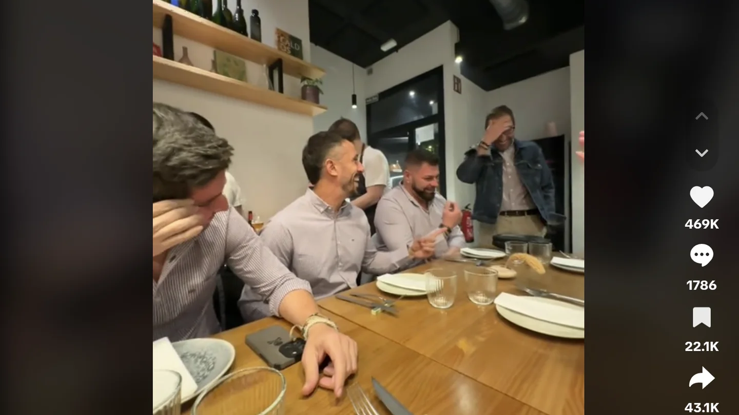 Cuatro amigas consiguen que todos sus novios se vistan igual para ir a cenar Cuatro amigas consiguen que todos sus novios se vistan igual para ir a cenar