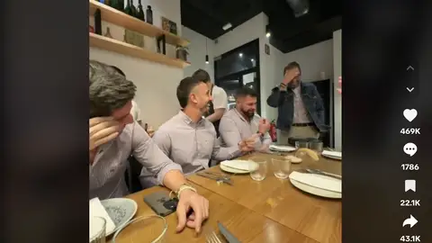 Cuatro amigas consiguen que todos sus novios se vistan igual para ir a cenar Cuatro amigas consiguen que todos sus novios se vistan igual para ir a cenar