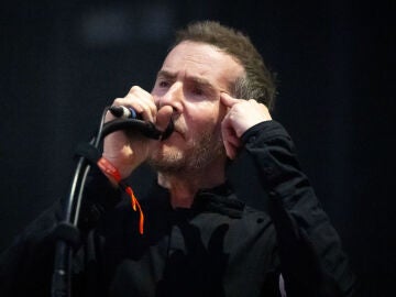 Robert Del Naja durante un concierto en 2024