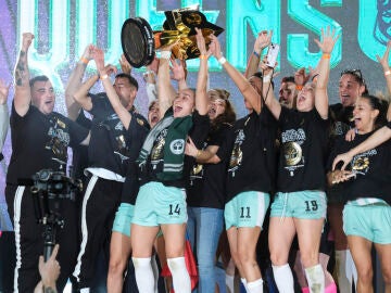 Las Troncas celebran su victoria en la Queens League