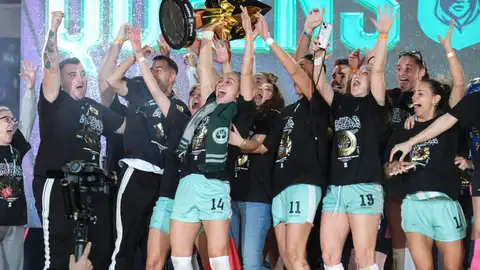 Las Troncas celebran su victoria en la Queens League Las Troncas celebran su victoria en la Queens League