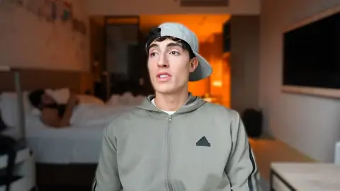 Plex explicando porqué se acaba su vuelta al mundo Plex explicando porqué se acaba su vuelta al mundo