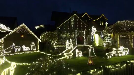 Decora su casa con 45.000 luces navide&ntilde;as en recuerdo de su esposa fallecida