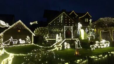 Decora su casa con 45.000 luces navideñas en recuerdo de su esposa fallecida