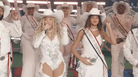 Blue Ivy se une a su madre Beyoncé para interpretar Texas Hold' Em en el espectáculo de medio tiempo navideño de la NFL de Netflix Blue Ivy se une a su madre Beyoncé para interpretar Texas Hold' Em en el espectáculo de medio tiempo navideño de la NFL de Netflix