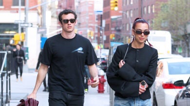 Dua Lipa se habría comprometido con su novio Callum Turner en Navidad