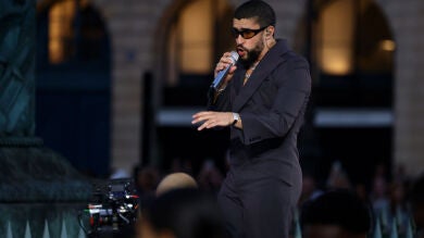 Bad Bunny anuncia su nuevo álbum, DeBÍ TiRAR MáS FOToS, y estrena el single Pitorro de coco