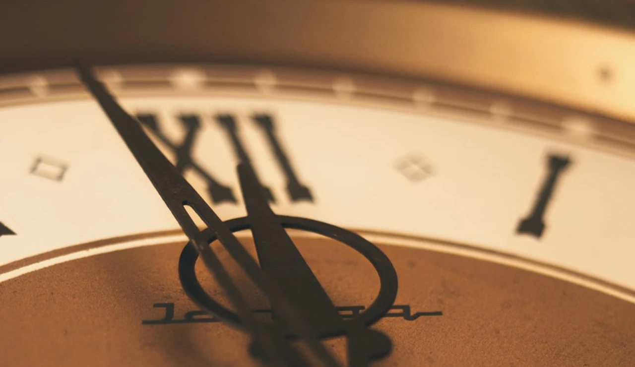 Reloj a punto de dar las doce.