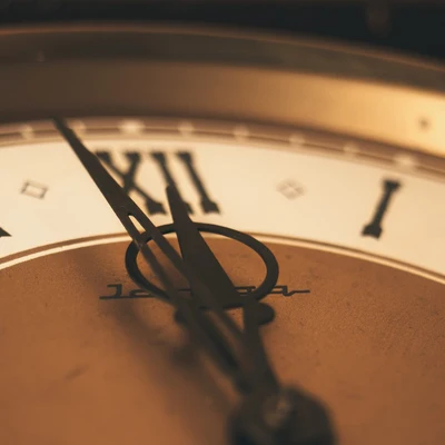 Reloj a punto de dar las doce.