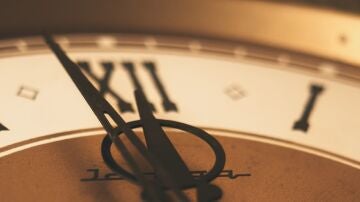 Reloj a punto de dar las doce.