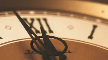 Reloj a punto de dar las doce. Reloj a punto de dar las doce.