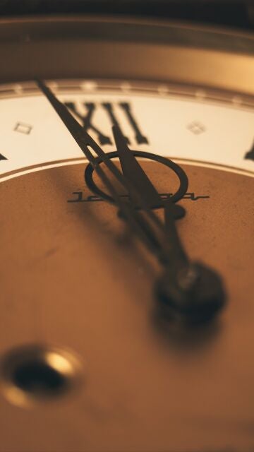 Reloj a punto de dar las doce.