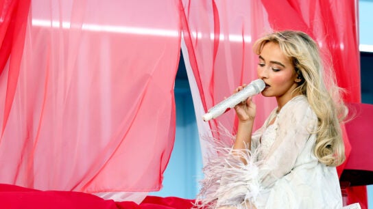 Sabrina Carpenter durante su actuaci&oacute;n en Coachella