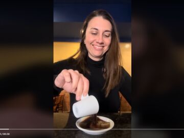 Este es el sorprendente motivo por el que el que la taza de caf&eacute; se sirve encima de un plato