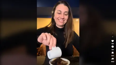 Este es el sorprendente motivo por el que el que la taza de café se sirve encima de un plato Este es el sorprendente motivo por el que el que la taza de café se sirve encima de un plato