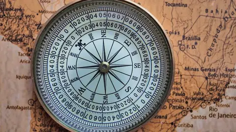 Mapa y brújula. Mapa y brújula.