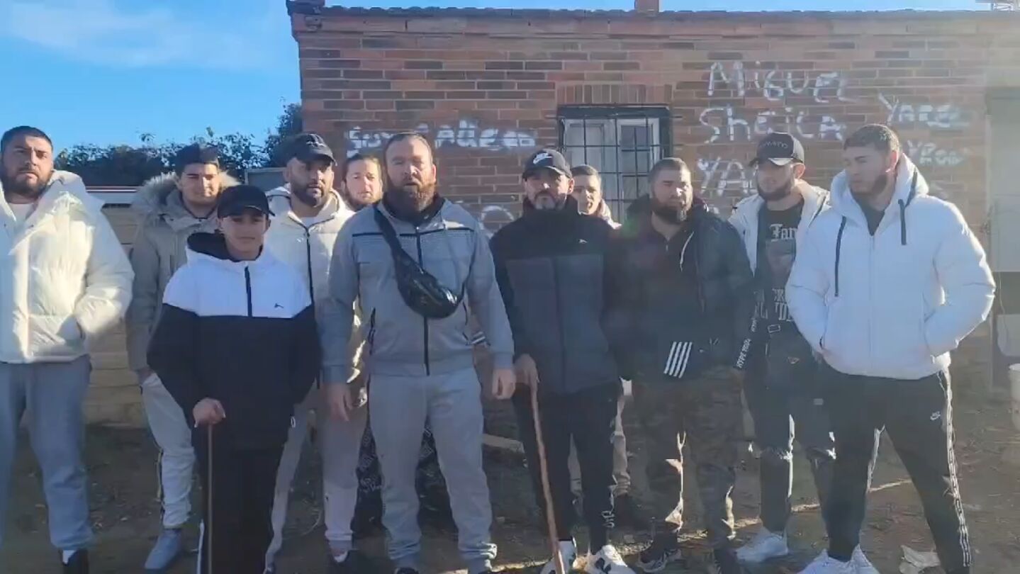 Un grupo de gitanos denuncia el robo de unos gallos