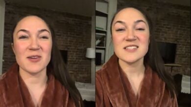 Una tiktoker estadounidense se graba cantando una canción en español y preguntando cuál es: 