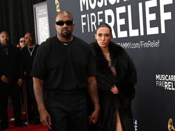 Kanye West y Bianca Censori en los Grammy 2025