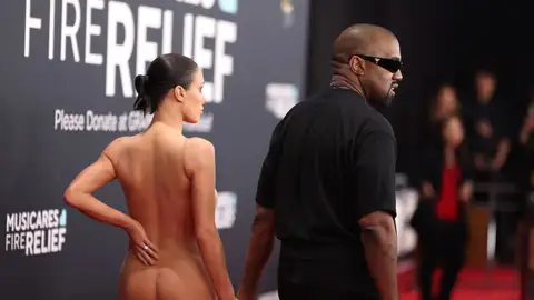 Kanye West y Bianca Censori en los Grammy Kanye West y Bianca Censori en los Grammy