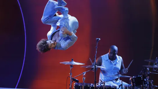 Benson Boone durante su actuación en los Grammy Benson Boone durante su actuación en los Grammy