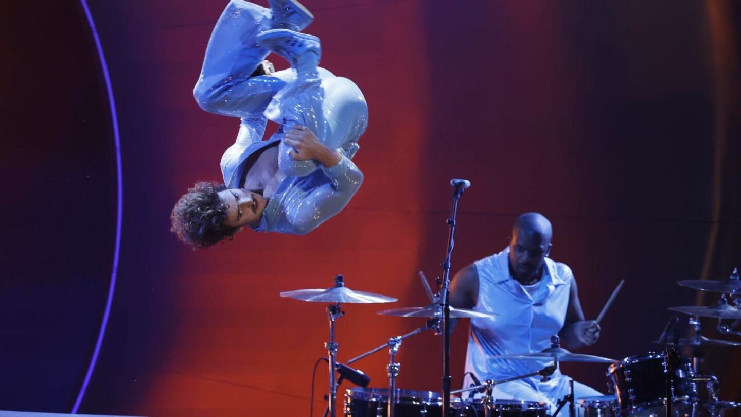Benson Boone durante su actuaci&oacute;n en los Grammy