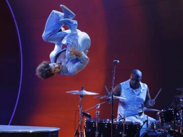 Benson Boone durante su actuaci&oacute;n en los Grammy