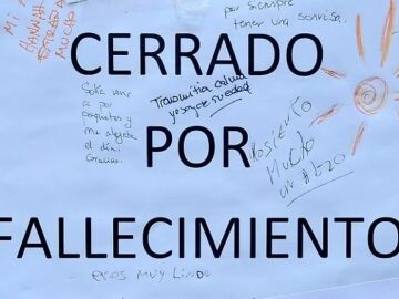 El emotivo homenaje de los clientes de una tienda de golosinas de Granada que cerr&oacute; por fallecimiento
