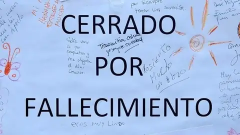 El emotivo homenaje de los clientes de una tienda de golosinas de Granada que cerró por fallecimiento El emotivo homenaje de los clientes de una tienda de golosinas de Granada que cerró por fallecimiento