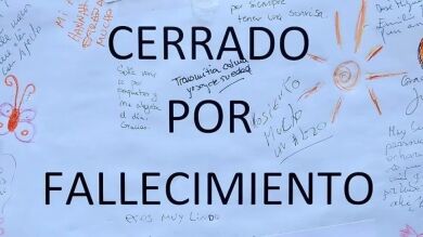 El emotivo homenaje de los clientes de una tienda de golosinas de Granada que cerró por fallecimiento