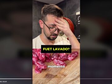 Un carnicero flipa el truco de una tiktoker para quitarle la piel al fuet