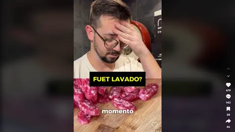 Un carnicero flipa el truco de una tiktoker para quitarle la piel al fuet Un carnicero flipa el truco de una tiktoker para quitarle la piel al fuet