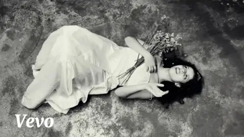 Miniatura del videoclip de Azuleja Miniatura del videoclip de Azuleja