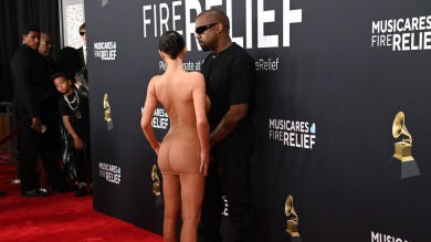 La sorprendente reacción de la madre de Bianca Censori a su arriesgado look en los Grammy