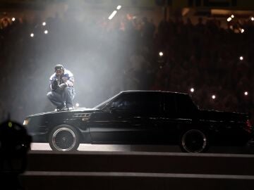 Kendrick Lamar en su actuaci&oacute;n en el intermedio de la Super Bowl