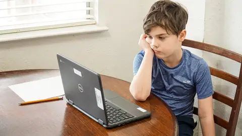 Imagen de un niño mirando una pantalla de ordenador Imagen de un niño mirando una pantalla de ordenador
