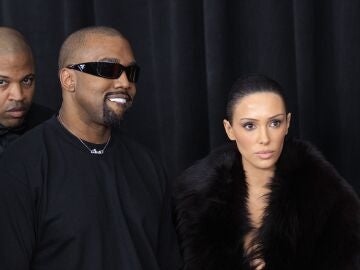 Kanye West en los Grammy 2025