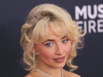 Sabrina Carpenter en los Grammy 2025