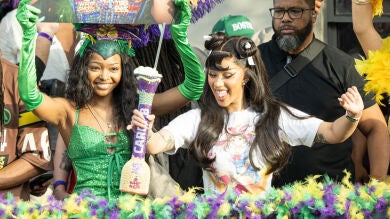 Cardi B culpa a Trump de arruinar sus zapatos de 3.000 dólares en la Super Bowl y exige el regreso de su tío deportado como compensación