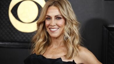 Sheryl Crow vende su Tesla para protestar contra Musk y dona el dinero a la radio pública
