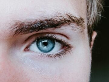 Imagen de un hombro con el ojo azul