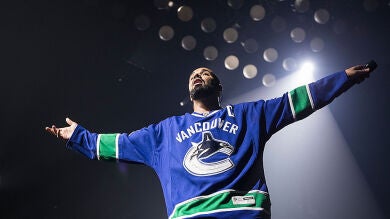 Drake lanza una chancla contra un dron que lo grabó en su casa y le pilló apostando