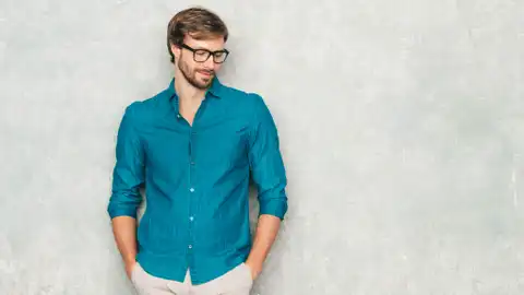 Hombre con camisa. Hombre con camisa.